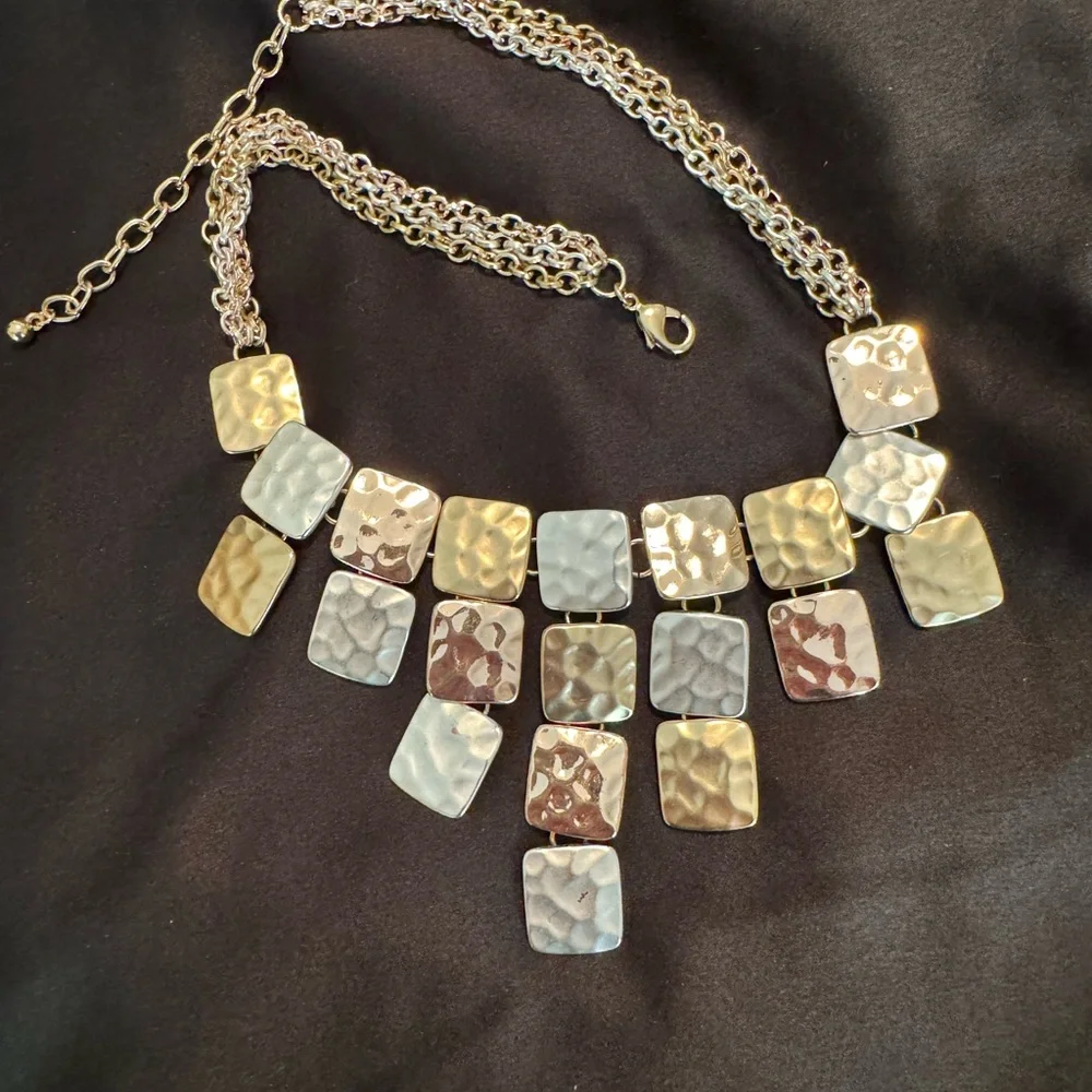 STATEMENT NECKLACE Tri color 18 in to 21 in adjustable Lobster clasp. EX…